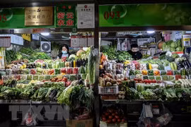 Người dân mua hàng trong siêu thị ở thành phố Yên Đài, tỉnh Sơn Đông, Trung Quốc. (Ảnh: THX/TTXVN)