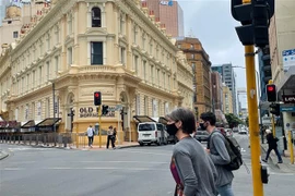 Người dân đeo khẩu trang phòng dịch COVID-19 tại Wellington, New Zealand. (Ảnh: THX/TTXVN)