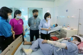 Chủ tịch Ủy ban Nhân dân tỉnh Bắc Ninh Nguyễn Hương Giang thăm, động viên công nhân lao động trong vụ nổ khí Công ty trách nhiệm hữu hạn Seojin Auto. (Ảnh: Thanh Thương/TTXVN)