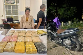 Đối tượng vận chuyển ma túy cùng tang vật tại cơ quan cảnh sát điều tra. (Ảnh TTXVN phát)