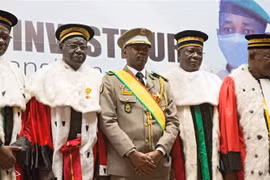 Tổng thống lâm thời Mali Assimi Goita (giữa). (Ảnh: AFP/TTXVN)