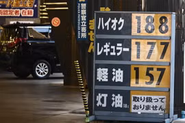 Giá xăng dầu được niêm yết tại trạm xăng ở Tokyo, Nhật Bản. (Ảnh: AFP/TTXVN)