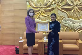 Đại sứ Nguyễn Phương Nga, Chủ tịch Liên hiệp các tổ chức hữu nghị Việt Nam đã trao Kỷ niệm chương 'Vì hòa bình, hữu nghị giữa các dân tộc' tặng Đại sứ Đặc mệnh toàn quyền Canada tại Việt Nam Deborah Paul. (Nguồn: Vufo.org.vn)