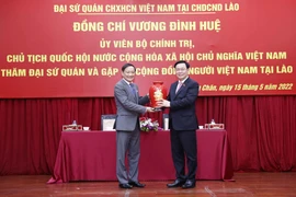Chủ tịch Quốc hội Vương Đình Huệ tặng quà Đại sứ quán Việt Nam tại Lào. (Ảnh: Doãn Tấn/TTXVN)