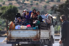 Phụ nữ và trẻ em Syria đi sơ tán để tránh xung đột. (Ảnh: AFP/TTXVN)
