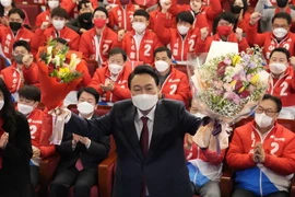 Tổng thống đắc cử Hàn Quốc Yoon Suk-yeol mừng chiến thắng cùng những người ủng hộ tại trụ sở Đảng Sức mạnh Nhân dân (PPP) ở Seoul, sau khi kết quả bầu cử Tổng thống được công bố, ngày 10/3/2022. (Ảnh: AFP/TTXVN)