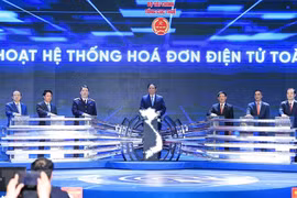 Thủ tướng Phạm Minh Chính và lãnh đạo Bộ Tài chính và Tổng Cục thuế thực hiện nghi thức kích hoạt Hệ thống hoá đơn điện tử toàn quốc. (Ảnh: Dương Giang/TTXVN)