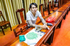Đối tượng Võ Tuấn Khanh tại cơ quan công an. (Ảnh: TTXVN phát)