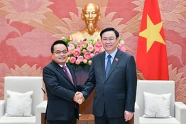 Chủ tịch Quốc hội Vương Đình Huệ tiếp Chủ tịch Kiểm toán Nhà nước Cộng hòa dân chủ nhân dân Lào Viengthavisone Thephachanh. (Ảnh: Doãn Tấn/TTXVN)