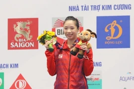 Dương Thúy Vi nhận HCV nội dung thương thuật nữ. (Ảnh: Phạm Hậu/TTXVN)