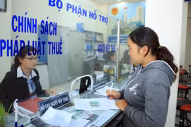 Người dân làm thủ tục nộp thuế. (Ảnh minh họa. Nguồn: TTXVN)