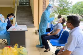 Xét nghiệm COVID-19 ở thị xã Đông Triều. (Ảnh minh họa: Văn Đức/TTXVN)