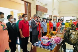 Tổng lãnh sự Chu Đức Dũng cùng bà con Việt kiều dâng hương lên Chủ tịch Hồ Chí Minh tại khu tưởng niệm mang tên Người ở bản Noỏng Ôn, thị xã Mương, tỉnh Udon Thani. (Ảnh: TTXVN phát)