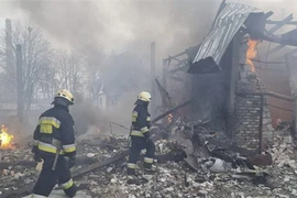Lực lượng khẩn cấp Ukraine dập lửa tại hiện trường một khu vực bị không kích trong cuộc xung đột Nga-Ukraine ở Dnipro (miền Đông Ukraine) ngày 11/3. (Ảnh: AFP/TTXVN)