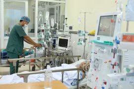 Điều trị cho bệnh nhân COVID-19 tại Khoa Hồi sức tích cực, Bệnh viện Bệnh Nhiệt đới Trung ương. (Ảnh: Minh Quyết/TTXVN)