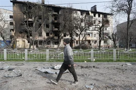 Một tòa nhà chung cư bị phá hủy trong cuộc xung đột tại Mariupol, Ukraine. (Ảnh: THX/TTXVN)