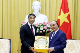 Chủ tịch nước Nguyễn Xuân Phúc tiếp ông Philipp Rosler, Lãnh sự danh dự Việt Nam tại Thụy Sĩ. (Ảnh: Thống Nhất/TTXVN)