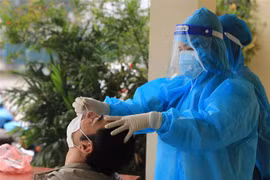 Lấy mẫu xét nghiệm COVID-19. (Nguồn: TTXVN)