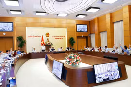 Ủy ban Thường vụ Quốc hội biểu quyết dự thảo Nghị quyết. (Ảnh: Doãn Tấn/TTXVN)