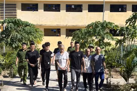 Các đối tượng sử dụng ma túy bị bắt giữ. (Ảnh: TTXVN phát)