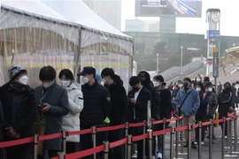 Người dân xếp hàng chờ xét nghiệm COVID-19 tại Seoul, Hàn Quốc. (Ảnh: Yonhap/TTXVN)