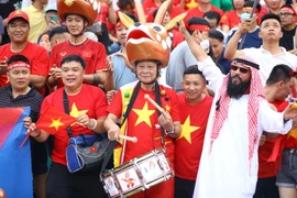 Các cổ động viên trên sân vận động Việt Trì cổ vũ nhiệt thành cho đội U23 Việt Nam. (Ảnh: TTXVN)