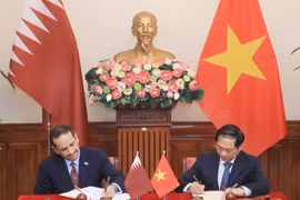 Bộ trưởng Ngoại giao Bùi Thanh Sơn và Phó Thủ tướng, Bộ trưởng Ngoại giao Qatar Sheikh Mohammed bin Abdulrahman Al-Thani ký Hiệp định miễn thị thực cho người mang hội chiếu ngoại giao và hộ chiếu công vụ giữa hai nước. (Ảnh: Lâm Khánh/TTXVN)