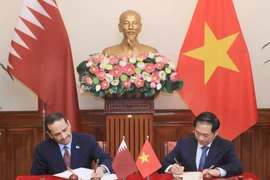 Bộ trưởng Ngoại giao Bùi Thanh Sơn và Phó Thủ tướng, Bộ trưởng Ngoại giao Qatar Sheikh Mohammed bin Abdulrahman Al-Thani ký Hiệp định miễn thị thực cho người mang hội chiếu ngoại giao và hộ chiếu công vụ giữa hai nước. (Ảnh: Lâm Khánh/TTXVN)