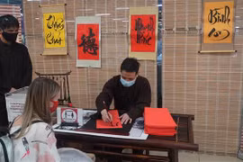 Góc ông Đồ cho chữ trong những ngày đầu Xuân Nhâm Dần. (Ảnh: TTXVN phát)