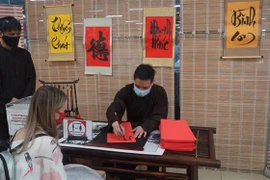 Góc ông Đồ cho chữ trong những ngày đầu Xuân Nhâm Dần. (Ảnh: TTXVN phát)