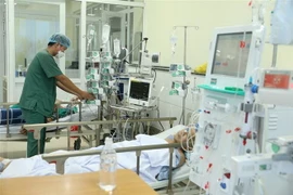 Điều trị cho bệnh nhân COVID-19. (Ảnh: TTXVN)