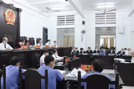Quang cảnh phiên tòa xét xử vụ án 'vi phạm các quy định về quản lý đất đai' tại Khánh Hòa. (Ảnh: Tiên Minh/TTXVN)