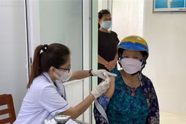 Tiêm vaccine ngừa COVID-19. (Nguồn: TTXVN)