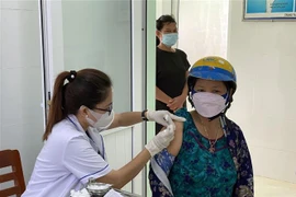 Tiêm vaccine ngừa COVID-19. (Nguồn: TTXVN)