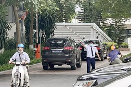 Sáng 7/6, lực lượng chức năng tới nhà riêng Bộ trưởng Bộ Y tế Nguyễn Thanh Long làm nhiệm vụ. (Ảnh: Phạm Kiên/TTXVN)