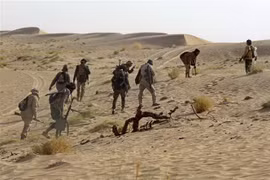 Binh sỹ thuộc lực lượng ủng hộ chính phủ Yemen giao tranh với các tay súng lực lượng Houthi tại Marib, Yemen. (Nguồn: AFP/TTXVN)
