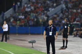 Huấn luyện viên Park Hang-seo chỉ đạo U23 Việt Nam ở trận bán kết với U23 Malaysia. (Ảnh: Hoàng Linh/TTXVN)