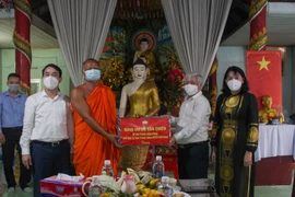 Chủ tịch Ủy ban Trung ương Mặt trận Tổ quốc Việt Nam Đỗ Văn Chiến tặng quà chúc Tết Chôl Chnăm Thmây 2022 đến Hội Đoàn kết sư sãi yêu nước tỉnh. (Ảnh: Hồng Thái/TTXVN)