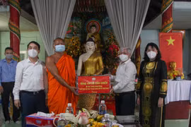Chủ tịch Ủy ban Trung ương Mặt trận Tổ quốc Việt Nam Đỗ Văn Chiến tặng quà chúc Tết Chôl Chnăm Thmây 2022 đến Hội Đoàn kết sư sãi yêu nước tỉnh. (Ảnh: Hồng Thái/TTXVN)