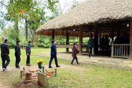 Đoàn khách thứ 200 đến từ tỉnh Kiên Giang thăm Khu di tích Quốc gia đặc biệt Tân Trào. (Ảnh: Vũ Quang/TTXVN)