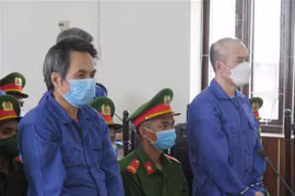 Hai bị cáo Tống Kiến Hoàng (bên trái) và Thái Tự Lực bị tuyên án tử hình. (Ảnh: Dư Toán/TTXVN)