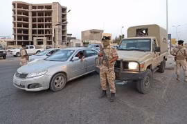 Binh sỹ Libya gác tại một chốt kiểm soát ở Đông Nam thủ đô Tripoli ngày 4/9/2021. (Ảnh: AFP/TTXVN)
