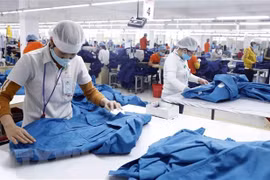 Sản xuất hàng dệt may xuất khẩu. (Ảnh: TTXVN)