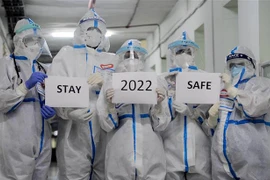 Nhân viên y tế tại Bangalore, Ấn Độ đón chào Năm mới 2022 với hy vọng bình an. (Ảnh: THX/TTXVN)