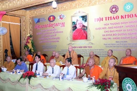 Trưởng lão Hòa thượng Thích Thiện Nhơn, Chủ tịch Hội đồng Trị sự Giáo hội Phật giáo Việt Nam, ban đạo từ tại phiên khai mạc hội thảo. (Ảnh: Xuân Khu/TTXVN)