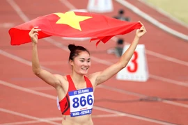 Vận động viên Quách Thị Lan vui mừng với chiếc huy chương Vàng đầu tiên tại SEA Games 31. (Ảnh: Quốc Khánh/TTXVN)