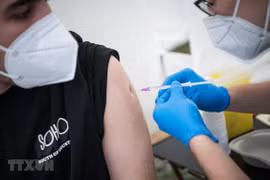 Tiêm vaccine ngừa COVID-19 tại Berlin, Đức. (Ảnh: AFP/TTXVN)