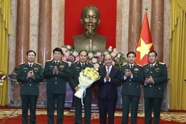 Chủ tịch nước Nguyễn Xuân Phúc và lãnh đạo Bộ Quốc phòng chúc mừng Thượng tướng Phùng Sĩ Tấn. (Ảnh: Thống Nhất/TTXVN)
