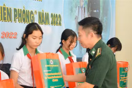 Tặng quà, tuyên dương các em học sinh khá, giỏi trong chương trình 'Nâng bước em tới trường.' (Ảnh: Tuấn Anh/TTXVN)