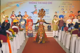 Một số bộ sưu tập áo dài được trình diễn tại buổi công bố. (Ảnh: Mỹ Phương/TTXVN)